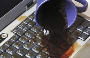 laptopuma su döküldü