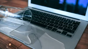 macbook su döküldü m2 sıvı temas tamiri