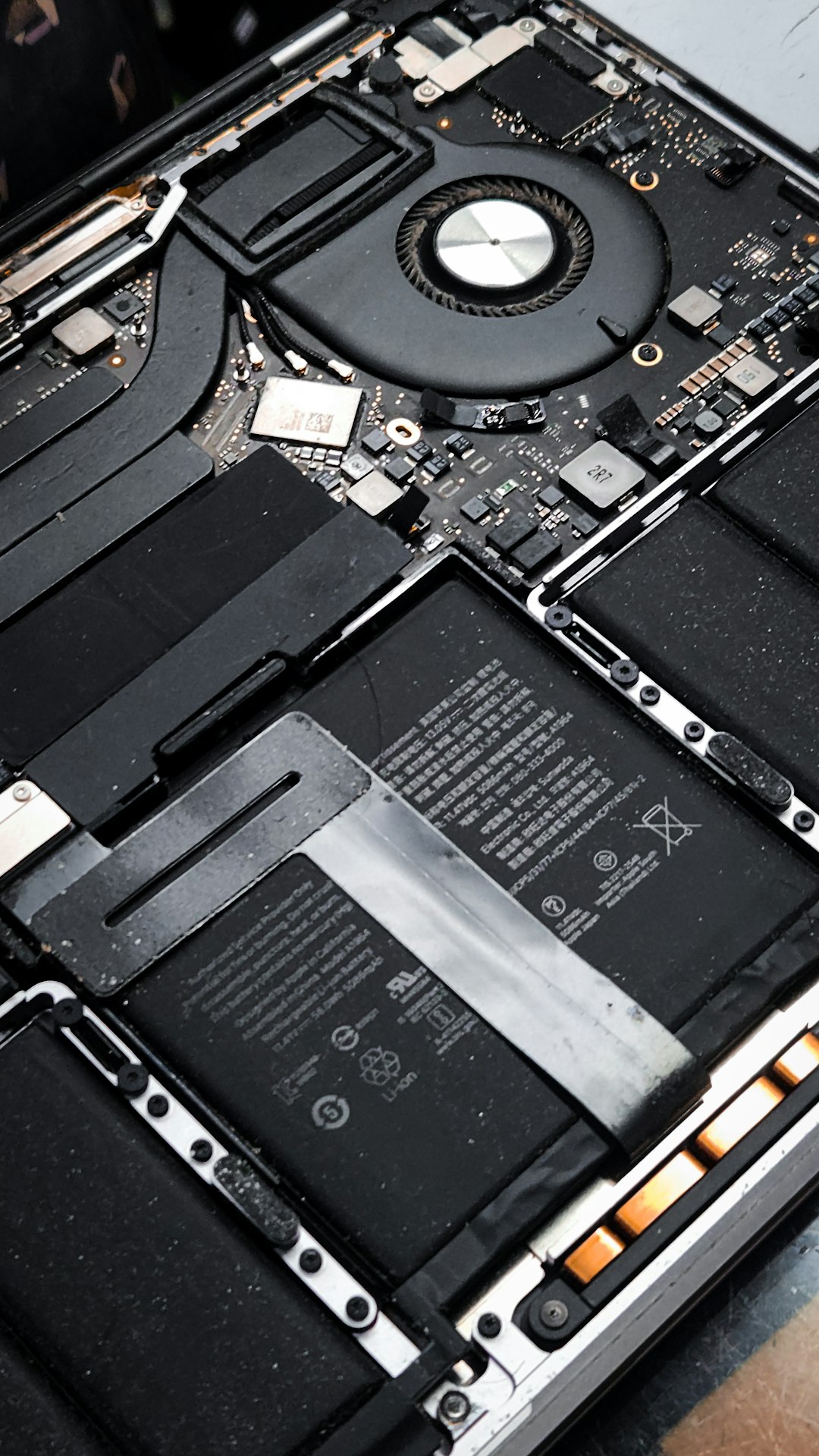 MacBook Pro Anakart Tamiri ve Pahalı Kahve Kazaları